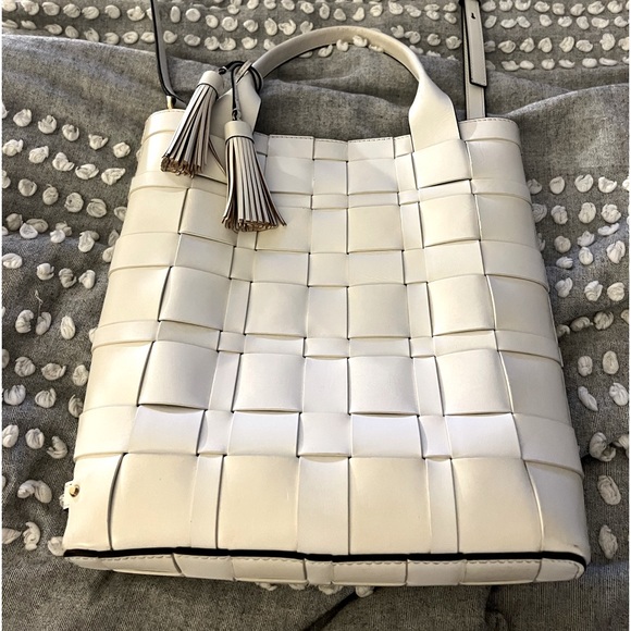 Michael Kors Handbags - Michael kors white Vivian woven leather shopper travel bag 🤍